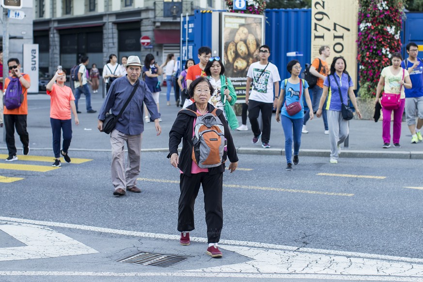 ARCHIV - ZUR TOURISMUSSTATISTIK UND DER ZUNAHME VON LOGIERNAECHTEN IN DER SCHWEIZ STELLEN WIR IHNEN DIESE BILDREPORTAGE ZUR VERFUEGUNG - Asian tourists cross a street in Lucerne, Switzerland, on Augus ...