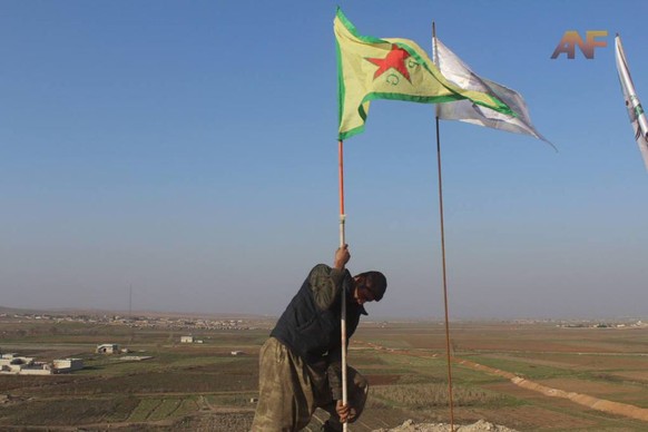 Jetzt prangt die YPG-Flagge über Kobane. 