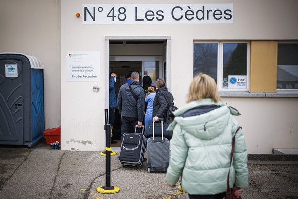 Des personnes en provenance d&#039;Ukraine sont photographiees avec leurs valises lors d&#039;une visite de presse au sujet de l&#039;accueil des personnes ayant fui l&#039;Ukraine ce jeudi 17 mars 20 ...