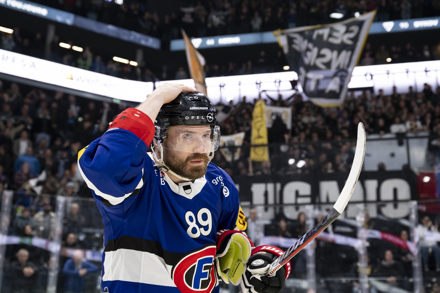 Andrey Bykov (HCFG) celebre la victoire 4-2 et la qualification pour les demi-finales, lors de l&#039;acte 7 du quart de finale des play-off du championnat suisse de hockey sur glace de National Leagu ...