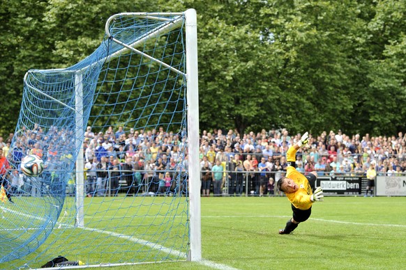 Torhüter Stephan Schuepbach (Konolfingen) beim Penalty zum 0:1 durch Marco Schneuwly (Luzern, nicht im Bild).