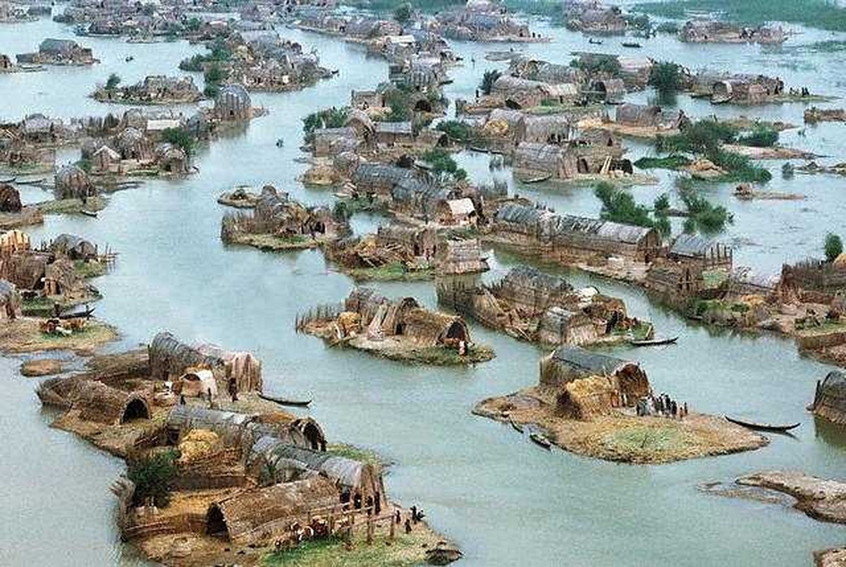 Dorf in den Sümpfen Süd-Iraks, die Saddam Hussein nach dem Aufstand der schiitischen Marsch-Araber 1991 trocken legen liess und die nach der US-Invasion 2003 durch gezielte Flutung teilweise wieder he ...