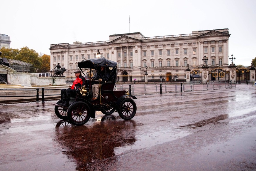 RAC London to Brighton Veteran Car Run - 02 Nov 2025 A veteran car drives past Buckingham Palace. The annual RAC London to Brighton Veteran Car Run, founded in 1896, is the world s longest-running mot ...