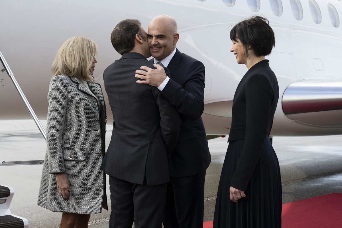Switzerland President Alain Berset, center, and Switzerland's First Lady Muriel Zeender Berset , right, welcome French President Emmanuel Macron, center left, and his wife and France's First ...