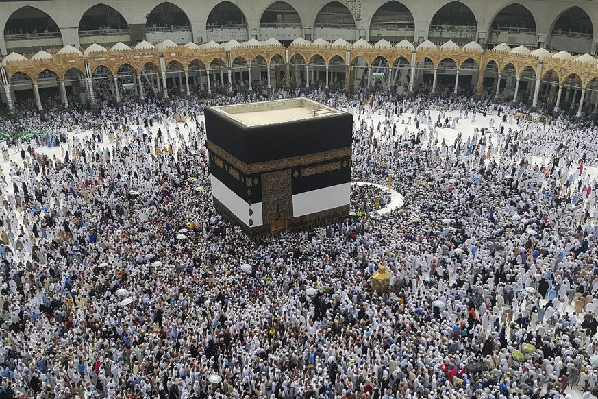 epa05531951 Muslim pilgrims circle around the Kaaba at the Masjidil Haram, Islam&#039;s holiest site, ahead of Hajj at the Holy City Of Mecca, Saudi Arabia, 09 September 2016. The Haj pilgrimage 2016  ...