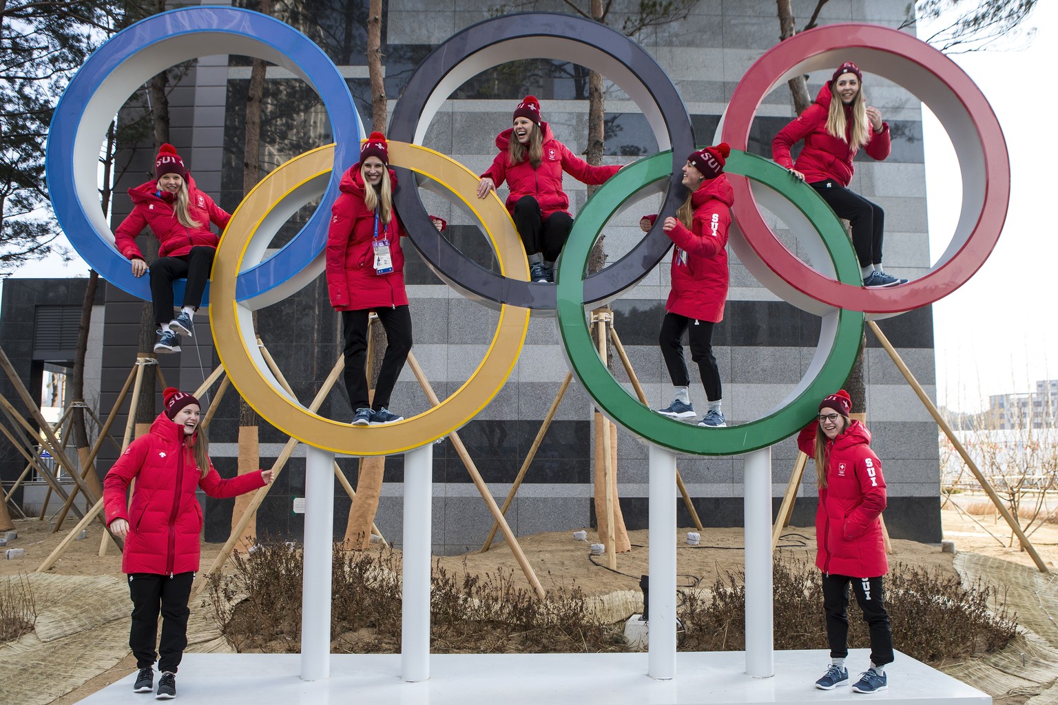 Swiss Eishockey team with Isabel Waidacher, Sabrina Zollinger, Monika Waidacher, Nina Waidacher, Lisa Rueedi, Tess Allemann and Sara Benz, from left, pose in olympic rings, pictured during a media tou ...