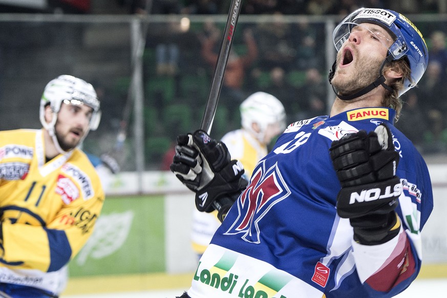 Biels Ahren Spylo, jubelt zum 3:1, Davos&#039; Luca Camperchioli, links, ist geschlagen, im Eishockeyspiel der National League A zwischen dem EHC Biel und dem HC Davos, am Freitag 30. Januar 2015, in  ...