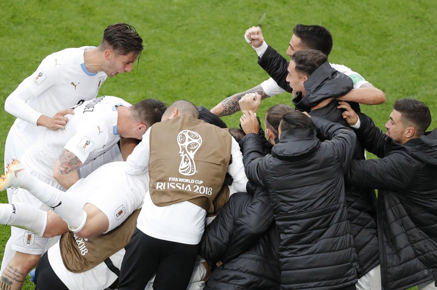 epa06810170 Players of Uruguay celebrate the 1-0 lead during the FIFA World Cup 2018 group A preliminary round soccer match between Egypt and Uruguay in Ekaterinburg, Russia, 15 June 2018.

(RESTRIC ...