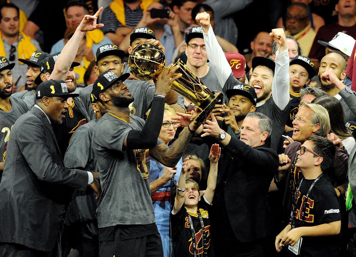 LeBron James kann es kaum fassen: Er und seine Cavs haben aus dem 1:3 in der Finalserie noch ein 4:3 gemacht.