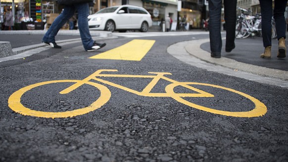 Ein neuer Veloweg in der Eisengasse ist bereits markiert fuer die neue Verkehrsfuehrung in der Innenstadt von Basel am Freitag, 19. Dezember 2014. Mit der Umsetzung des Verkehrskonzepts Innenstadt ab  ...