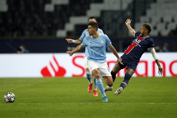 epa09166058 Manchester City&#039;s Rodri (L) and Paris Saint Germain&#039;s Neymar Jr (R) in action during the UEFA Champions League semi final, first leg soccer match between PSG and Manchester City  ...