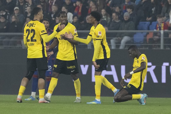 Die Spieler von YB mit Ebrima Colley, rechts, feiern das Tor zum 3:3 beim Super League Meisterschaftsspiel zwischen dem FC Basel und den BSC Young Boys vom Samstag, 4. April 2026 in Basel. (KEYSTONE/U ...