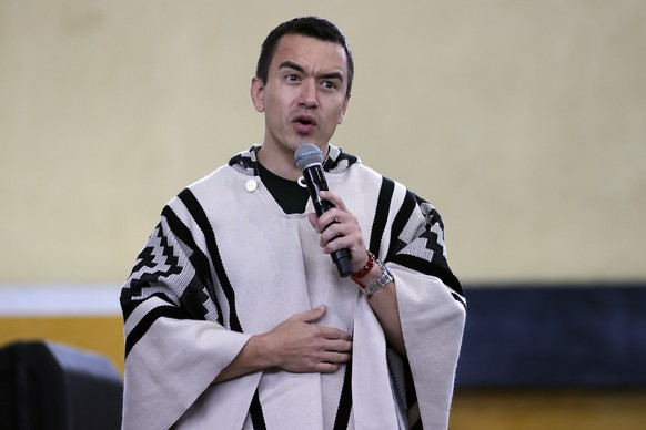 epa12402873 Ecuadorian President Daniel Noboa speaks during a public event in Otavalo, Ecuador, 24 September 2025. Noboa said his country is facing &#039;acts of terrorism disguised as protests&#039;  ...