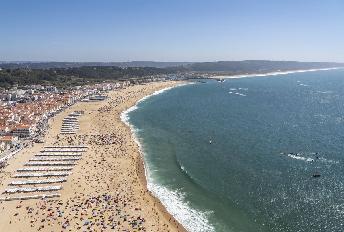 �berf�llter Strand von Nazare von oben mit Touristen, die sich im Sand entspannen Crowded beach of Nazare from above with tourists relaxing on the sand Copyright: imageBROKER/StevenxHeap ibxiqx1726809 ...
