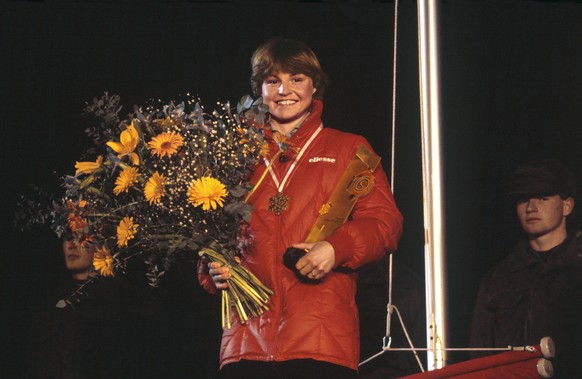 Die strahlende Siegerin Erika Hess mit Blumen und Medaille, aufgenommen am 2. Februar 1982 bei der Siegerehrung im Riesenslalom bei den Alpinen Skiweltmeisterschaften in Schladming, Oesterreich. (KEYS ...