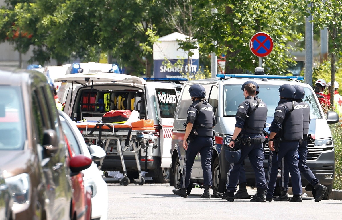epa12167778 Police and medical personnel outside the Dreiersch