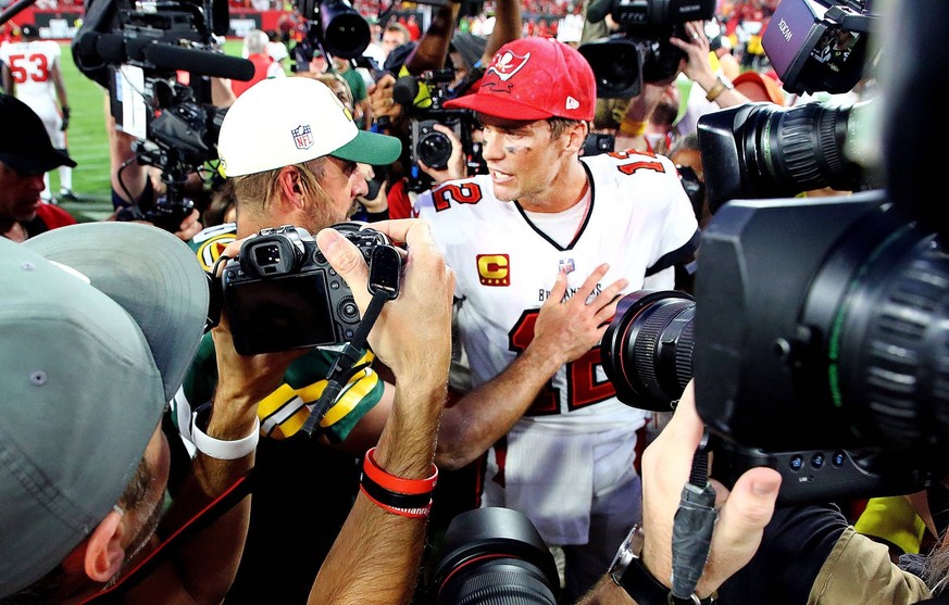 September 25, 2022, Tampa, Florida, USA: Green Bay Packers quarterback Aaron Rodgers 12 and Tampa Bay Buccaneers quarterback Tom Brady 12 talk at the conclusion of the game between the Tampa Bay Bucca ...