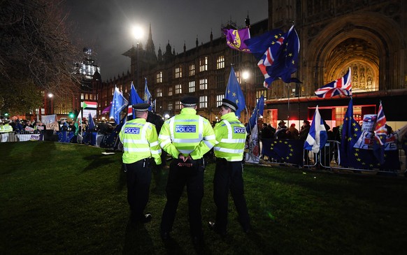 epa07287356 Pro EU and Pro Leave EU protesters demonstrate outside of the Parliament in London, Britain, 15 January 2019. Parliamentarians are voting on the postponed Brexit EU Withdrawal Agreement, c ...