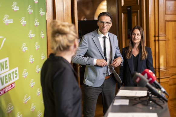Der Gruene Nationalrat Gerhard Andrey, FR, Mitte, kommt zum Point de Presse, um seine Kandidatur fuer den Bundesrat zu kommentieren, zwischen Aline Trede, der Fraktionschefin der Gruenen Fraktion im P ...