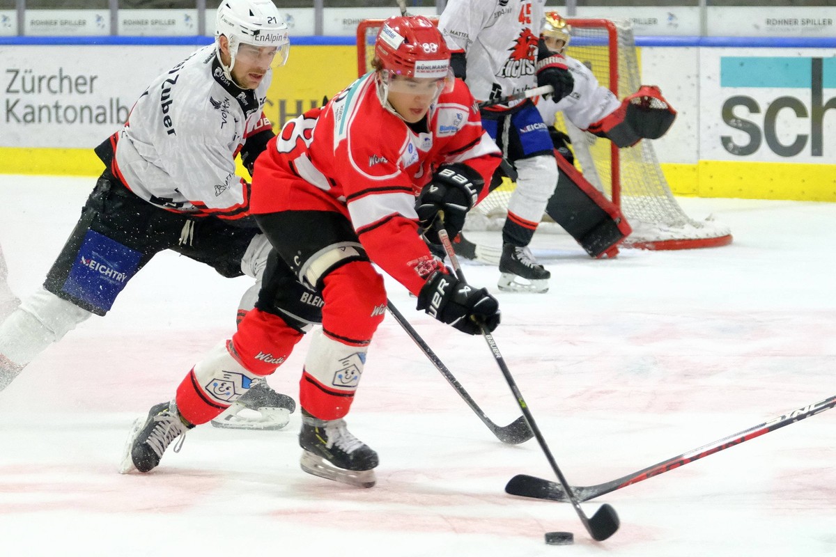 Winterthur Forward Robin Lekic 88 escapes from Visp Forward and captain Raphael Kuonen 21 guard SWISS Ice hockey, Eishockey - Swiss League EHC Winterthur vs Wisp 3.02.2023 - Deutweg Arena Winterthur D ...