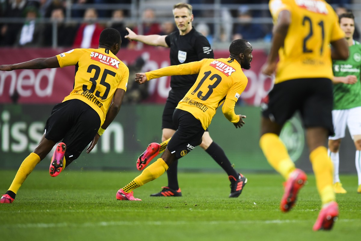 YBs Nicolas Moumi Ngamaleu, Mitte, bejubelt sein 1-2 gegen St. Gallens Goalie Lawrence Ati Zigi, beim Fussball Super-League Spiel zwischen dem FC St. Gallen und dem BSC Young Boys Bern, am Sonntag, 23 ...