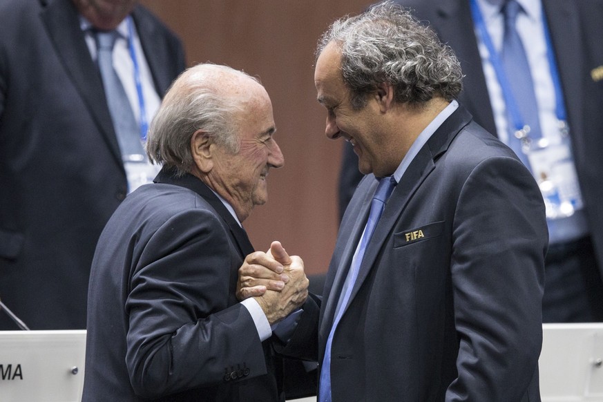 Mai 2015 im Hallenstadion: Was bedeutet dieser Händedruck zwischen Sepp Blatter und Michel Platini genau?