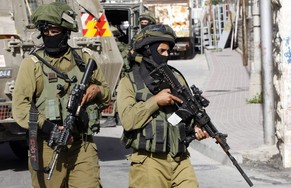 Seit der Entführung dreier israelischen Schüler vor einer Woche hat Israel schon mindestens 280 Verdächtige im Westjordanland festgenommen. In der Nacht zum Freitag wurde ein 14-Jähriger erschossen.&n ...