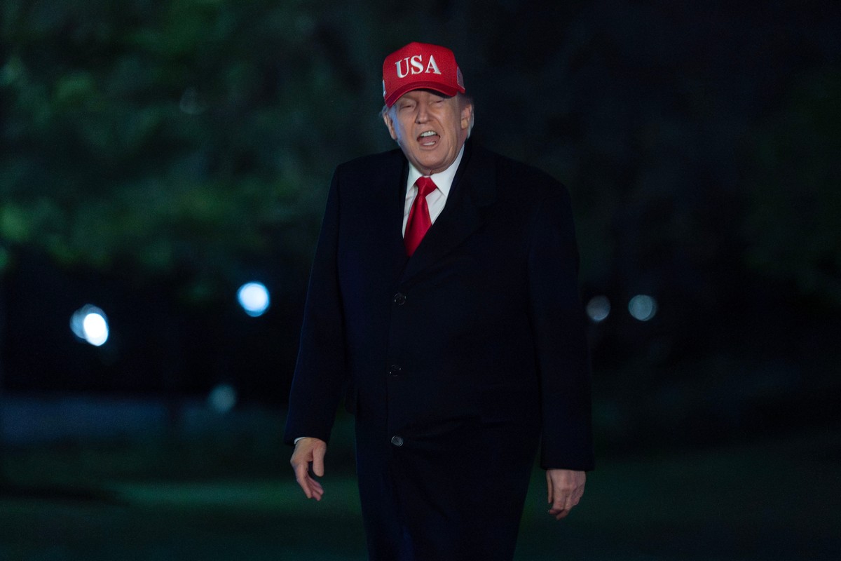 President Donald Trump talks to reporters as he walks on the South Lawn upon his arrival to the White House, Sunday, April 12, 2026, in Washington. (AP Photo/Jose Luis Magana)
Donald Trump