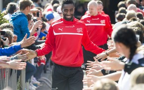 Johan Djourou wird auch in Weggis ein Bad in der Menge geniessen können.