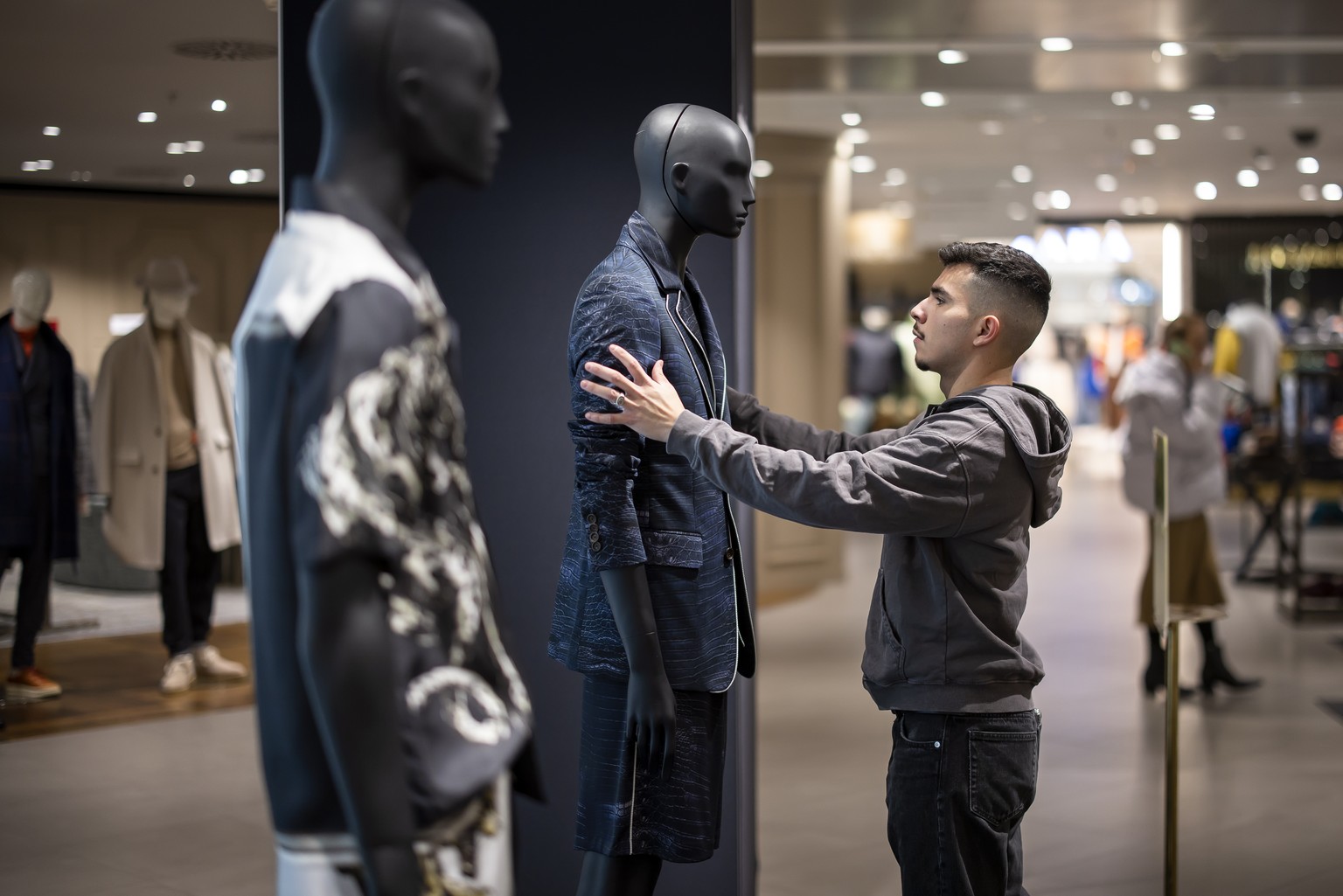 Andres Silva, Lehrling im 2. Lehrjahr als Polydesigner 3D, dekoriert in der Kleiderabteilung des Warenhaus Jelmoli an der Bahnhofstrasse in Zuerich, am Montag, 6. Februar 2023 in Zuerich. Die Besitzer ...