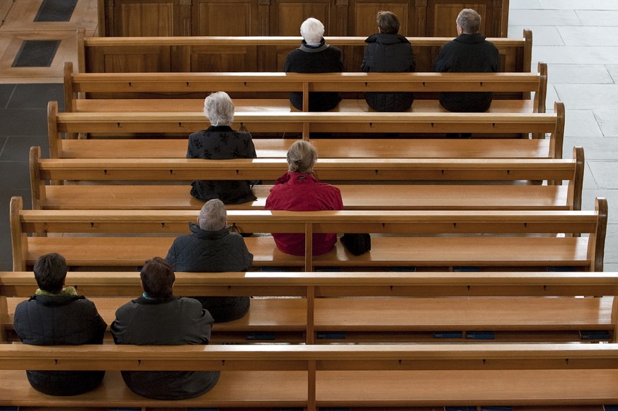 Catholics attend the service at the parish church in Stans in the canton of Nidwalden, Switzerland, pictured on November 1, 2009. (KEYSTONE/Alessandro Della Bella)	

Katholikinnen und Katholiken nehme ...