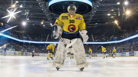 Berns Torhueter Leonardo Genoni waehrend dem Eishockey-Meisterschaftsspiel der National League A zwischen dem EV Zug und dem SC Bern am Samstag, 21. Januar 2017, in der Bossard Arena in Zug.(KEYSTONE/ ...