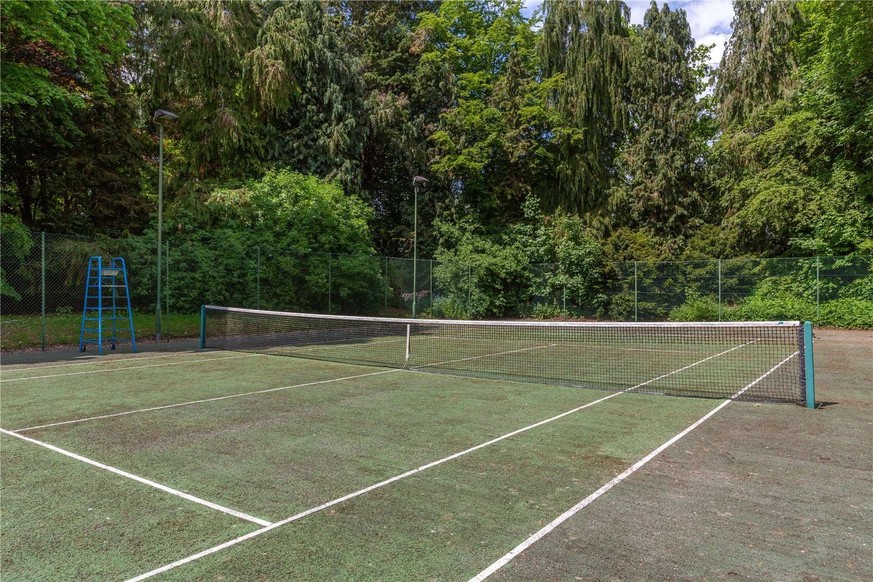 Mel B's house is for sale. 
Church Road
Little Marlow, Marlow, Buckinghamshire, SL7 3RZ
https://search.savills.com/property-detail/gbherslac210396