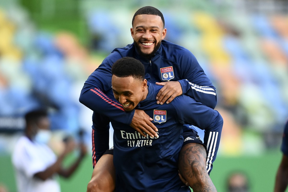Lyon's Memphis Depay is carried by a teammate during a training session at the Jose Alvalade stadium in Lisbon, Friday Aug. 14, 2020. Lyon will play Manchester City in a Champions League quarterf ...