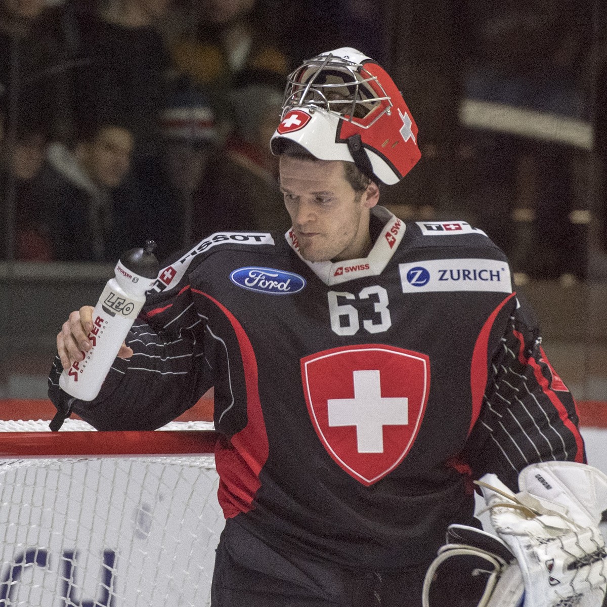 Switzerland's Keeper Leonardo Genoni during a international ice hockey game between Switzerland and Russia Olympic Team, at the Lucerne Cup in Lucerne, Switzerland, on Friday, December 14, 2018.  ...