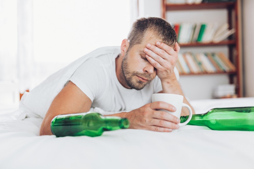 Kaffee, Kater, Alkohol, Bier, Mann, müde, verkatert (Symbolbild)