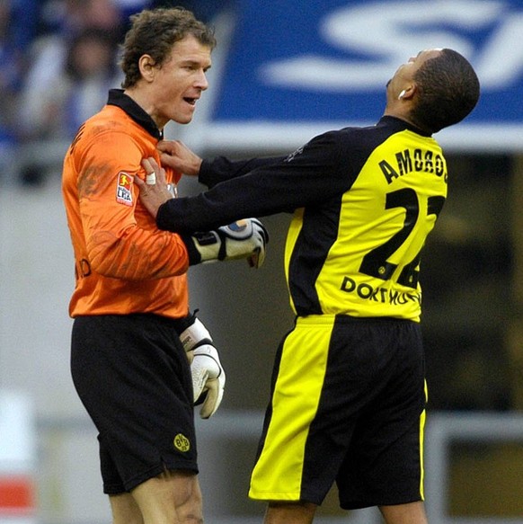 IMAGO / Uwe Kraft

Marcio Amoroso (re.) und Torwart Jens Lehmann (beide BVB) geraten aneinander Fußball 1. BL Herren Saison 2002/2003, Borussia Dortmund Gruppe Gelsenkirchen Spannung, Wut