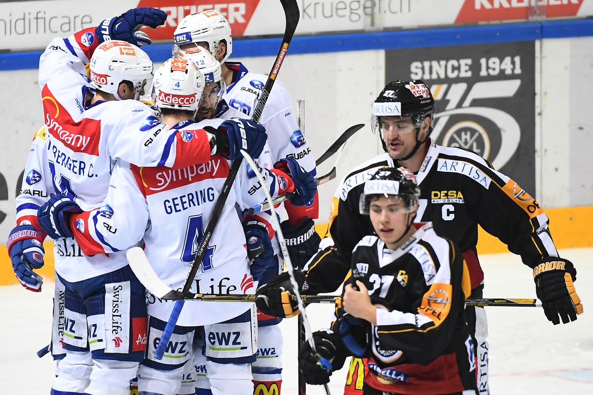 Zurich's player Luca Cunti, celebrates the 0-2 goal with his teammates during a Champions Hockey League preliminary round match between Switzerland's HC Lugano and ZSC Lions, on Tuesday, Nov ...