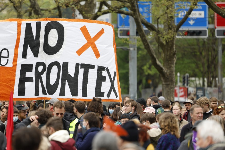 Demonstranten protestieren waehrend einer Demonstration gegen die EU-Verordnung zur europaeischen Grenzschutzagentur Frontex, am Samstag, 23. April 2022, in Bern. Die Abstimmung zu Frontex findet am 1 ...