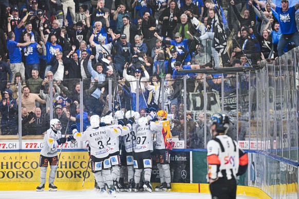 KEYPIX - Fribourg feiert den Treffer zum 2-3 mit seinen Fans im dritten Eishockey Playoff Finalspiel der National League zwischen HC Davos (HCD) und HC Fribourg-Gotteron (HCFG), am Mittwoch, 22. April ...