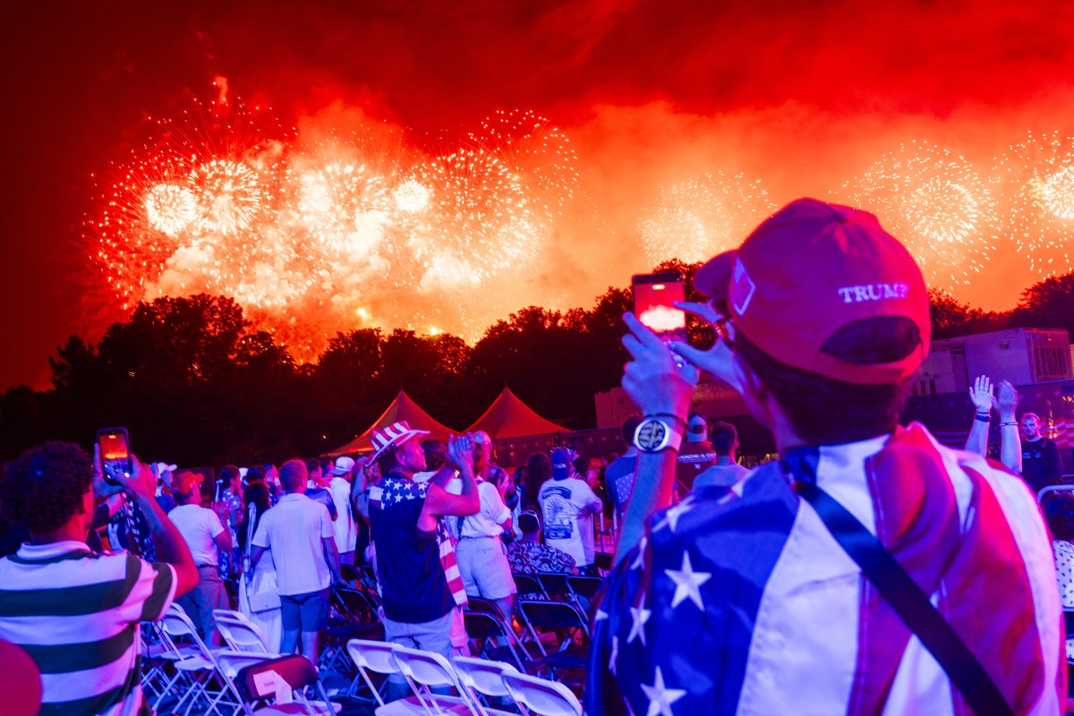 epaselect epa13088189 Fireworks go off during the Salute to America 250 celebration on the National Mall in Washington, DC, USA, 05 July 2026. The fireworks display is reportedly the largest in histor ...