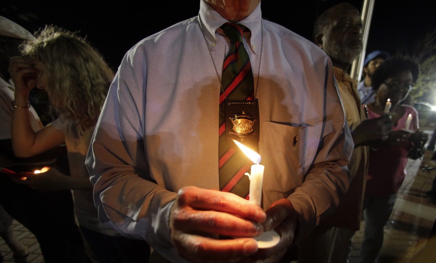 Ein Sheriff hält eine Kerze bei einem Protestmarsch nach der Tötung des Schwarzen Walter Scott.