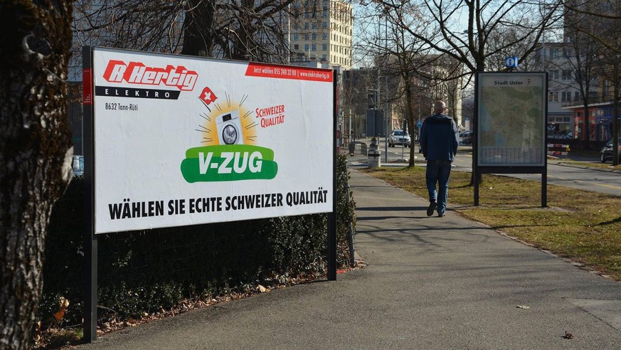 Das umstrittene Plakat des Elektrogeschäfts. im SVP-Stil aber mit dem Namen des Zuger Traditionskonzerns.