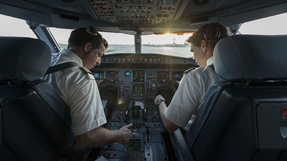 ZUR EINFUEHRUNG DER ZWEI-PERSONEN-REGEL IM COCKPIT BEI DER SWISS NACH DEM ABSTURZ EINES GERMANWING AIRBUS STELLEN WIR IHNEN FOLGENDES THEMENBILD ZUR VERFUEGUNG - Pilot und Kopilot fliegen das Flugzeug ...
