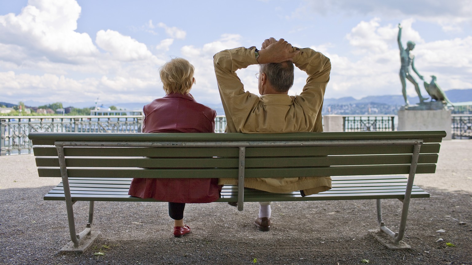 ZUR EIDGENOESSISCHEN ABSTIMMUNG FUER EINE STARKE AHV (AHVPLUS) VOM SONNTAG, 25. SEPTEMBER 2016, STELLEN WIR IHNEN FOLGENDES BILDMATERIAL ZUR VERFUEGUNG - An elderly couple enjoys a mild afternoon in J ...