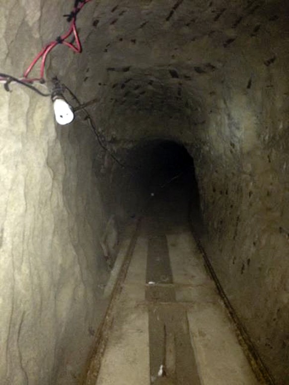 Der Durchmesser des Tunnels beträgt 90 Centimeter.