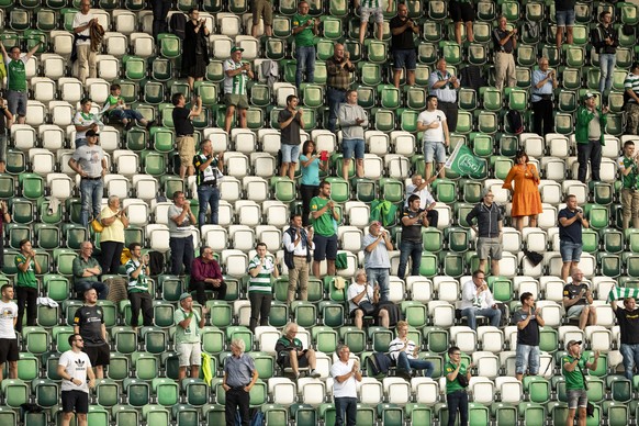 Zuschauer waehrend dem Fussball Meisterschaftsspiel der Super League zwischen dem FC St. Gallen und dem FC Basel, am Mittwoch, 22. Juli 2020, im Kybunpark in St. Gallen. (KEYSTONE/Alexandra Wey)