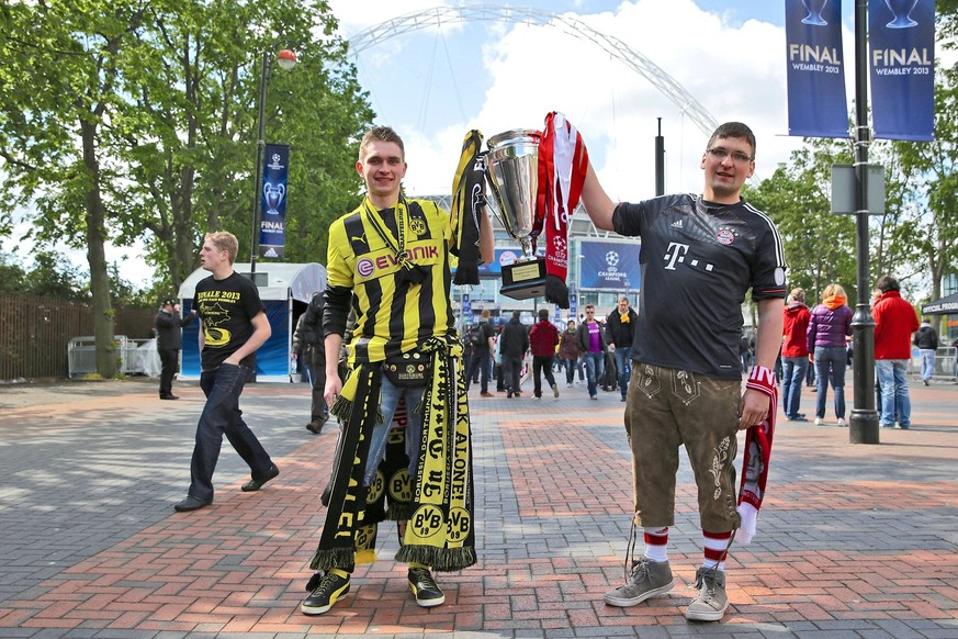 Bildnummer: 13669438 Datum: 25.05.2013 Copyright: imago/Eibner
zwei Brueder aus Deutschalnd, einer Fans des BVB - der andere Fan vom FC Bayern München - halten gemeinsam einen Henkelpott, einen Pokla  ...