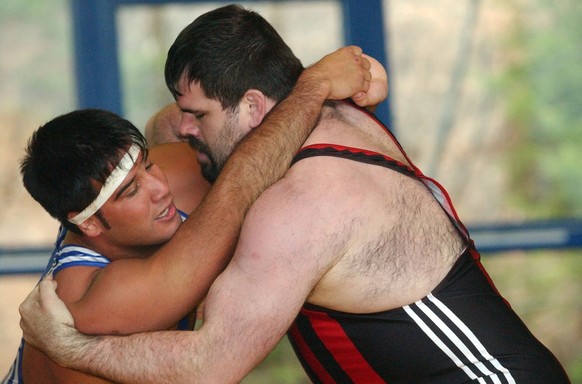 De gauche a droite, Mirko Silian du SCL Martigny, Silvio Ruefenacht, champion Suisse cathegorie 130 kg, du RS Sense, luttent lors des finales a Ovronnaz, en Valais ce dimanche 7 avril 2002. Ce week-en ...