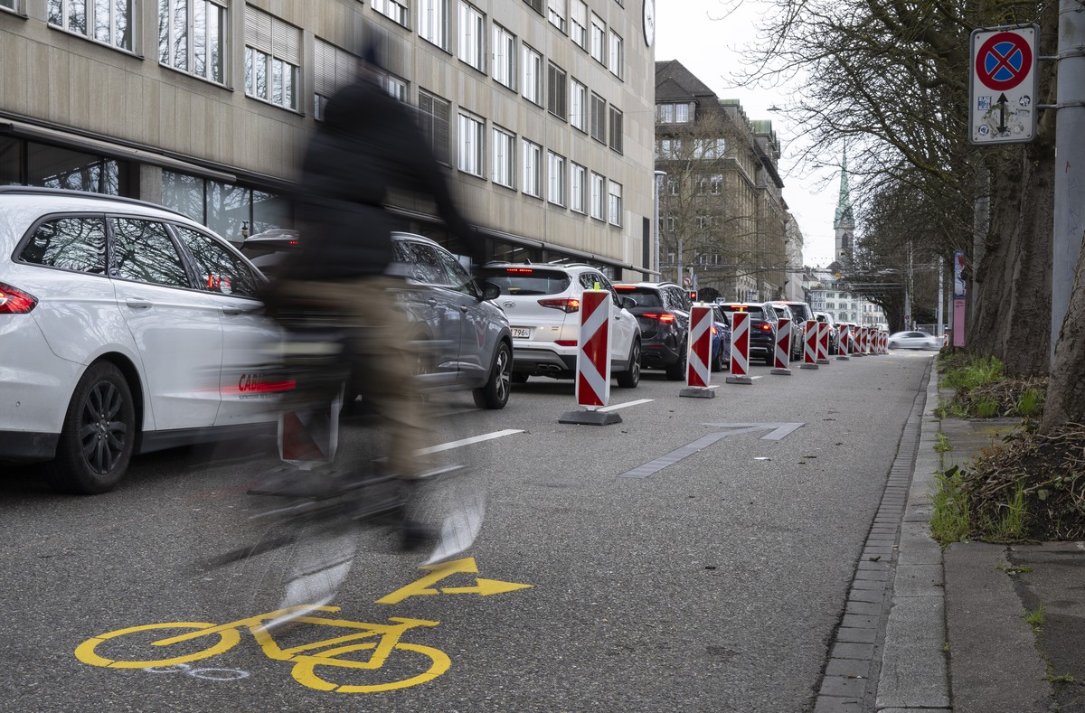 Ein Velofahrer fahert auf einer temporaeren Velospur auf dem Neumuehlequai, am Freitag, 27. Maerz 2026 in Zuerich. Der Regierungsrat des Kantons Zuerich hat den Stadtrat von Zuerich informiert, dass e ...
